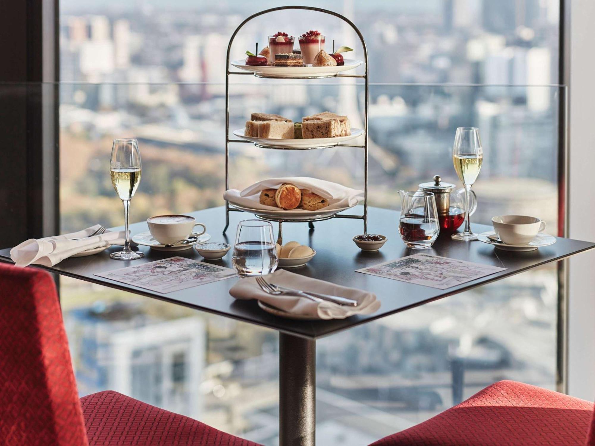 Sofitel Melbourne On Collins Exterior foto Afternoon tea at the 360 Bar and Dining