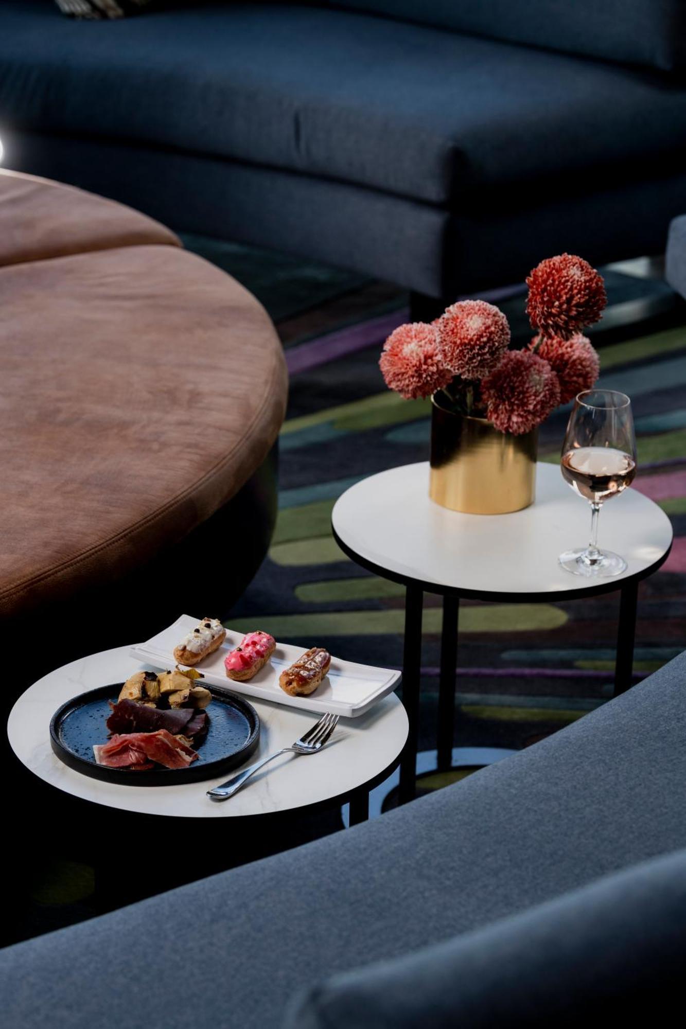Sofitel Melbourne On Collins Exterior foto The Lounge at London Heathrow Airport
