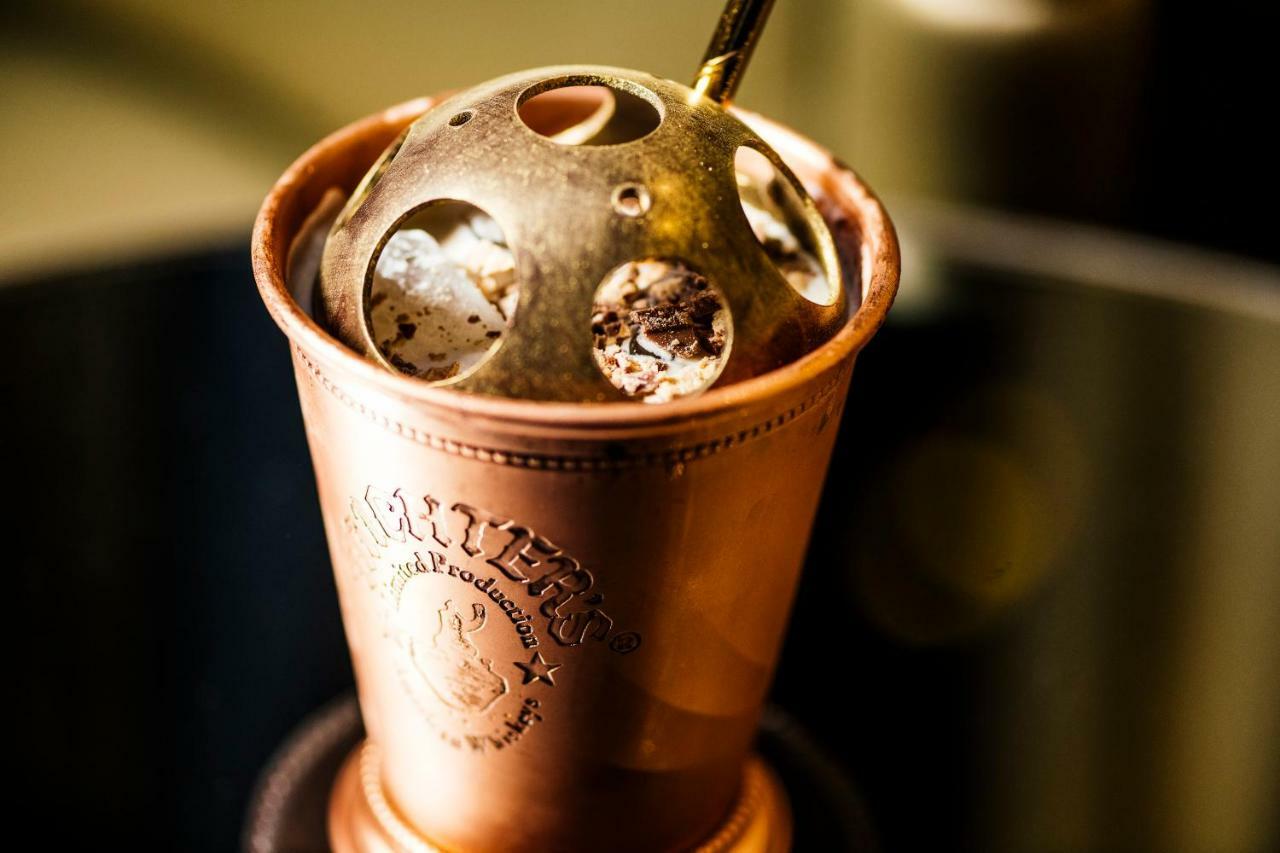 Sofitel Melbourne On Collins Exterior foto A copper mug
